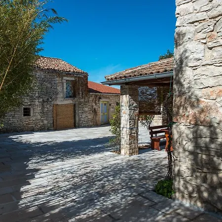 Vila Nikolina *
